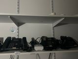 de nombreux téléphones sur les étagères de la pièce