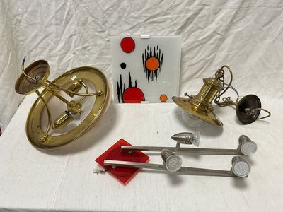 un grand nombre d'objets différents sur une table