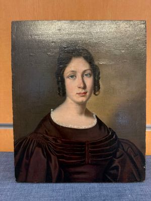 portrait d'une femme en robe marron