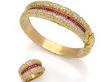 une paire de bracelets et une bague sertis de rubis et de diamants