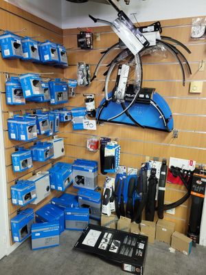 une pièce où sont accrochés au mur de nombreux appareils électroniques de toutes sortes