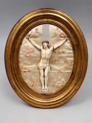 une image représentant Jésus sur la croix, dans un cadre doré