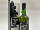 une bouteille d'Ardbeg 12 ans d'âge avec son coffret