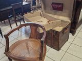 une chaise posée devant une valise ouverte