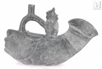 une photo en noir et blanc d'une figurine représentant un poisson