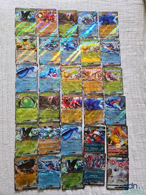 une pile de cartes pokemon posée sur une table