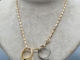 gros plan d'un collier sur un mannequin mannequin