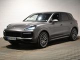 La Porsche Cayenne est garée dans un garage dont le sol est recouvert d'un revêtement à damier.
