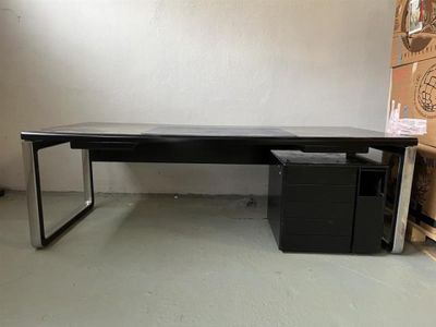 un bureau surmonté d'un ordinateur dans une pièce