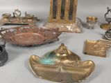 de nombreux objets anciens en argent et en bronze posés sur la table