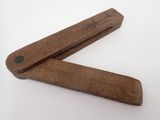 deux morceaux de bois sont posés l'un à côté de l'autre sur une surface blanche