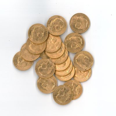 une pile de pièces d'or sur une surface blanche