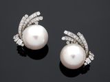 une paire de boucles d'oreilles en perles de culture et diamants