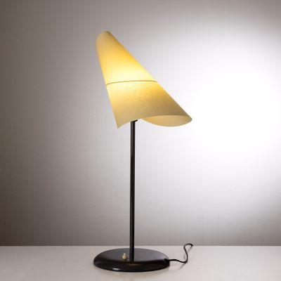 l'image d'une lampe posée sur une table