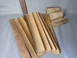 plusieurs morceaux de bois sont empilés les uns sur les autres sur une table