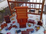une table sur laquelle sont disposés de nombreux meubles en bois