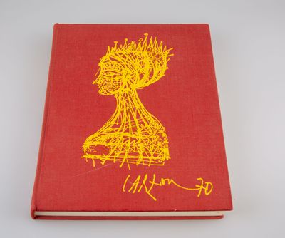 un livre rouge sur lequel est dessiné en jaune la tête d'une femme