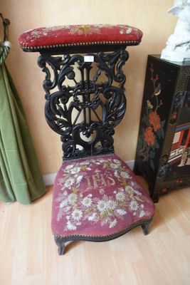 une chaise sur laquelle est posé un coussin rouge