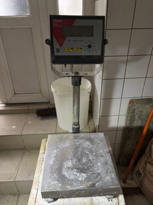 une balance posée sur une table dans une pièce