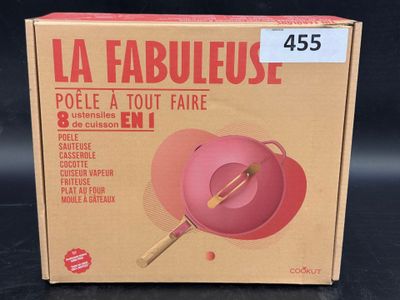 la boîte d'une poêle rose avec un manche en bois