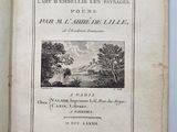 un livre ouvert avec l'image d'un château en arrière-plan