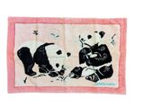 serviette avec un panda et un autre panda dessus