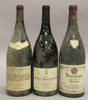 trois bouteilles de vin posées l'une à côté de l'autre sur une table