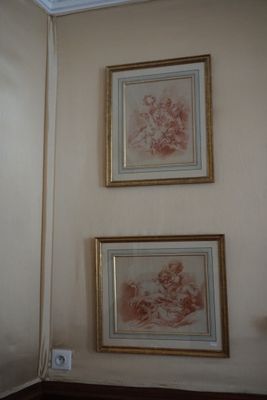 deux photos encadrées accrochées au mur d'une salle de bains