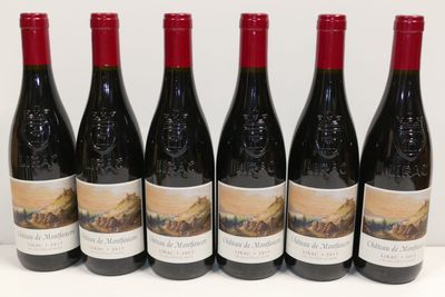 six bouteilles de vin sont alignées sur une table