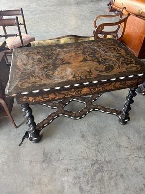 une table recouverte d'un plateau en cuir