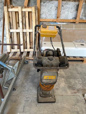 une machine placée au milieu d'une pièce