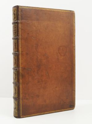 un vieux livre en cuir marron aux tranches dorées