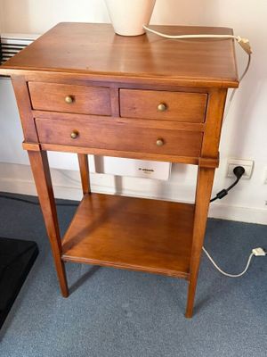 une table en bois sur laquelle est posée une lampe