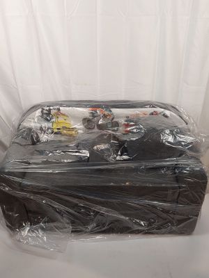 une valise emballée dans du plastique, posée sur une table