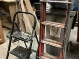 une échelle appuyée contre une chaise dans un garage
