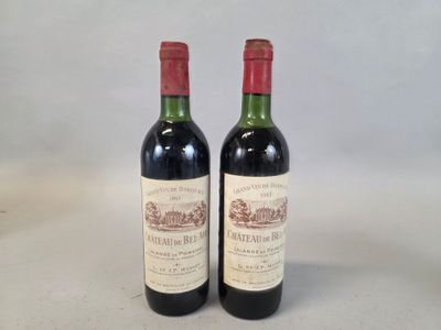 deux bouteilles de vin rouge posées l'une à côté de l'autre sur une table