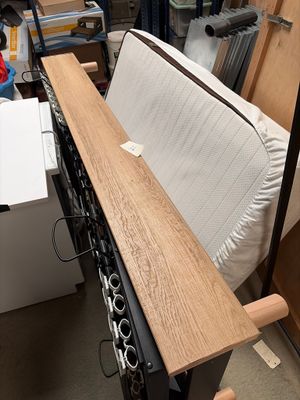 une photo d'un lit dans une chambre où se trouvent de nombreux cartons