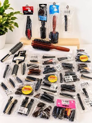 de nombreux types de brosses et de peignes disposés sur une table