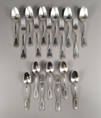 beaucoup de cuillères en argent et de cuillères à soupe sur la table