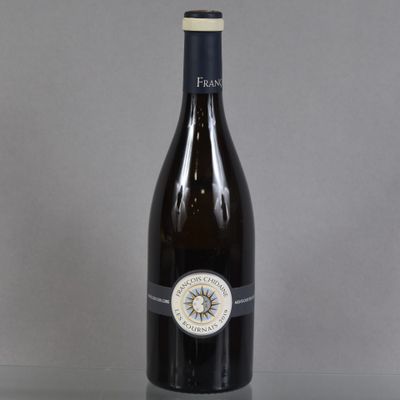 une bouteille de vin posée sur une table