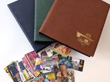plusieurs livres sont empilés sur une table