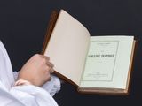 une personne tenant un livre ouvert dans ses mains