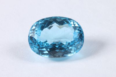 des pierres précieuses de topaze bleue sur un fond blanc