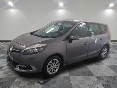 la photo d'une voiture grise garée dans un garage