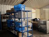 une grande pièce remplie de cartons et de palettes