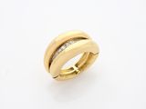 gros plan d'une bague en or avec des diamants sur fond blanc