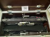 une valise qui contient tout un tas de fils