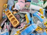 une boîte en carton remplie d'articles ménagers divers