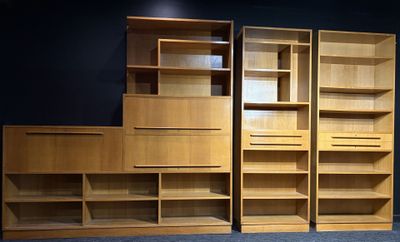 trois bibliothèques au milieu d'une pièce