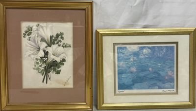 deux photos de fleurs encadrées accrochées au mur